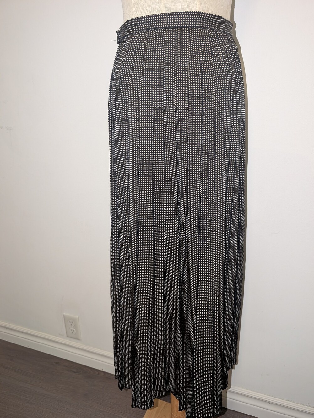 Vintage 100% Silk Pleated Black/White Printer Midi Skirt